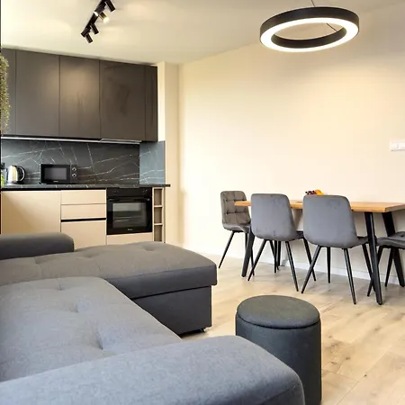 2br Business With Free Gym, By Holiwork Apartment